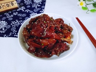 17、家常红烧鸡块,出锅装盘，撒上熟芝麻，葱花。(是不是很简单呀！)