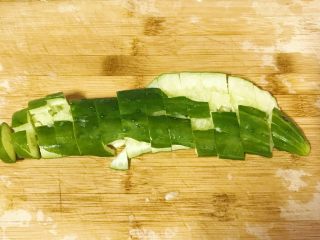 3、爽口开胃小菜~拍黄瓜,切成小段。