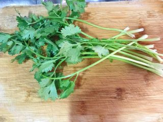 5、爽口开胃小菜~拍黄瓜,香菜切段。