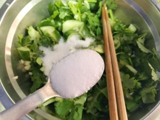 7、爽口开胃小菜~拍黄瓜,一小匙盐。