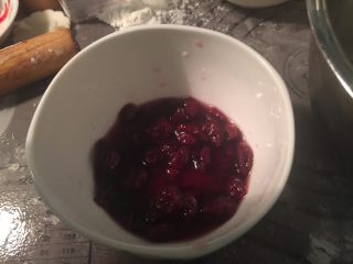 1、法式乳酪月饼,蔓越莓干提前用朗姆酒泡软