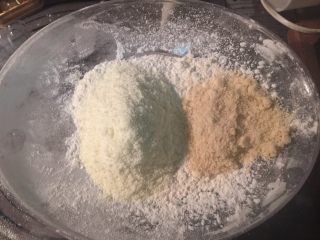 2、法式乳酪月饼,低粉、奶粉、杏仁粉称重混合