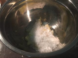 3、法式乳酪月饼,制作饼皮：黄油切小块软化后加入砂糖