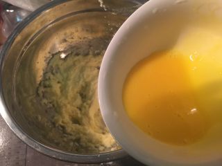 4、法式乳酪月饼,用打蛋器搅打均匀后分次加入2个蛋黄