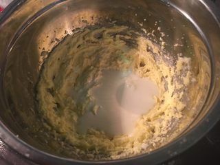 5、法式乳酪月饼,搅拌均匀后加入淡奶油搅拌均匀