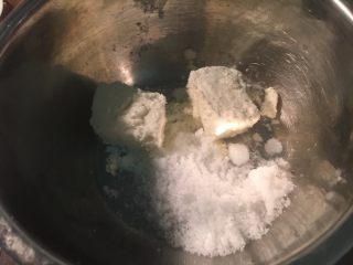 8、法式乳酪月饼,制作奶酪馅：软化的奶油奶酪加入砂糖