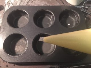 13、法式乳酪月饼,把拌好的饼皮糊装入裱花袋里，模具刷上一层黄油