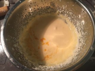 10、法式乳酪月饼,分次加入蛋黄液拌匀