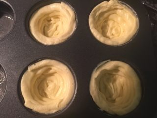 14、法式乳酪月饼,把饼皮面糊挤到模具里，挤的时候往四周挤，中间空出