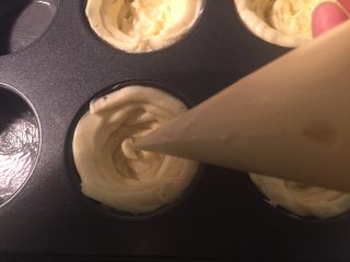 15、法式乳酪月饼,把奶酪馅也装入裱花袋中，然后挤到月饼的中间