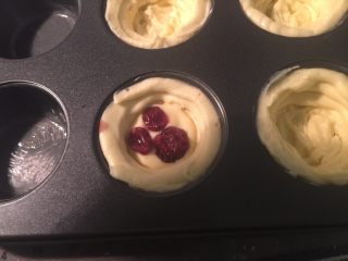 16、法式乳酪月饼,中间加点蔓越莓干