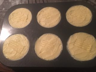 17、法式乳酪月饼,再挤上饼皮的面糊抹平