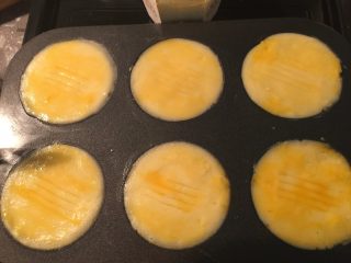 18、法式乳酪月饼,刷上一层蛋黄液，一定要轻轻地刷匀