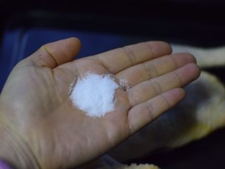 2、无难度慢炖锅豉油鸡,盐抹在鸡皮和鸡肉上。