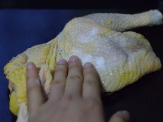 3、无难度慢炖锅豉油鸡,轻轻按摩，给鸡做马萨鸡????。放入冰箱保存一小时。