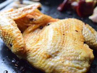 5、无难度慢炖锅豉油鸡,继续用老干妈给鸡做马萨鸡——正反面都抹匀。