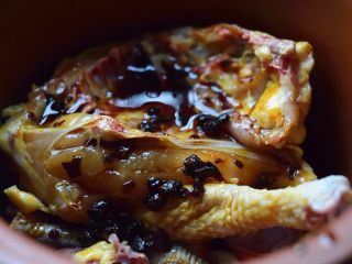 10、无难度慢炖锅豉油鸡,倒入料酒。