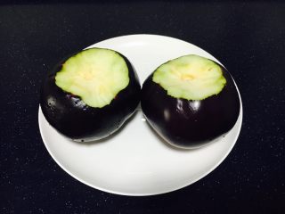 4、#咸味#  家乡特色茄子饭,茄子洗干净，去蒂。