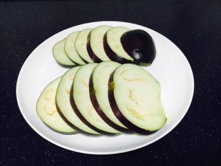 5、#咸味#  家乡特色茄子饭,把茄子切成1厘米的厚片