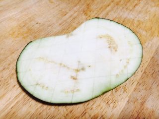 6、#咸味#  家乡特色茄子饭,在每片茄子的正反两面轻轻划上棋子格，划2mm深。