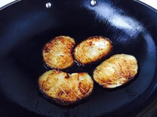 8、#咸味#  家乡特色茄子饭,把茄子的两面都煎至金黄色