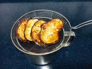 9、#咸味#  家乡特色茄子饭,煎好的茄子，沥一下油。