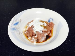 10、#咸味#  家乡特色茄子饭,腌制肉片，放入少许生抽，少许白胡椒粉，少许料酒，7g左右淀粉抓匀，最后放入1小勺油，抓匀，