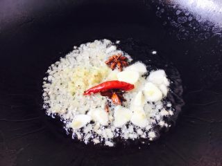 13、#咸味#  家乡特色茄子饭,放入蒜片、姜末、干辣椒爆出香味。