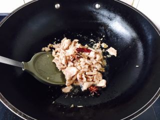 14、#咸味#  家乡特色茄子饭,放入肉片，翻炒断生。