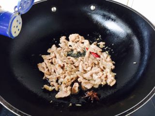 15、#咸味#  家乡特色茄子饭,放入少许白胡椒粉