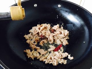 16、#咸味#  家乡特色茄子饭,放入1勺生抽，1勺料酒，翻炒均匀。