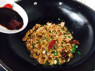 18、#咸味#  家乡特色茄子饭,倒入酱汁，天津甜面酱10g、番茄酱10g、老抽2g。