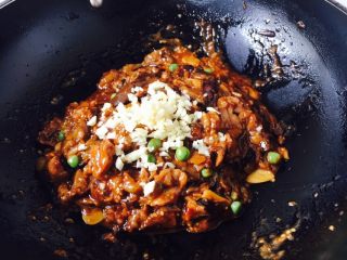 23、#咸味#  家乡特色茄子饭,倒入蒜末，翻炒均匀。