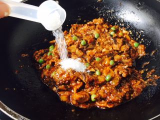 25、#咸味#  家乡特色茄子饭,放入1勺（15g）白糖