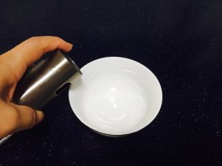 28、#咸味#  家乡特色茄子饭,取一只米饭碗。喷上少许油。