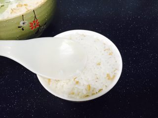 29、#咸味#  家乡特色茄子饭,盛上一碗米饭，用小铲子压实。