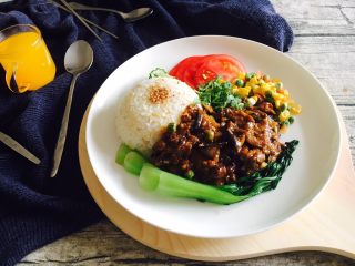 32、#咸味#  家乡特色茄子饭,盛上1人份的酱烧茄子，再配1杯鲜橙汁。