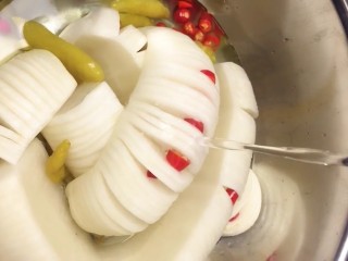 7、泡椒白萝卜,放入小米椒圈，蒜片，泡椒和泡椒水，白糖，盐，一大勺白醋，凉白开拌匀