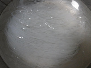 1、麻辣烫,粉丝清水里泡软