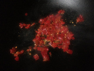 3、麻辣烫,起油锅,放剁椒煸香