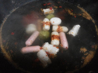 5、麻辣烫,放入速冻火锅配菜(鱼丸,鲜鲜肠,鱼竹轮,包心肉卷),煮至全部胀大浮起,配菜可根据个人喜好选择