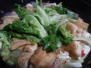 8、麻辣烫,放生菜,适量盐煮沸