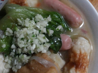 9、麻辣烫,装碗,放蒜泥,花椒粉;泼上热辣椒油即可