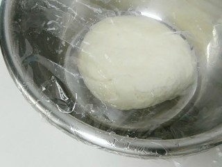 2、棒棒狗,揉光滑后，盖上保鲜膜发酵。