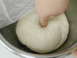 3、棒棒狗,发酵到体积两倍大，或者用你干净的小手戳一个洞试试，不回缩，就知道了。