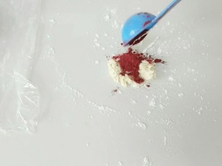 5、棒棒狗,再取少部分，加入适量红曲米粉。