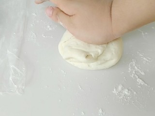 6、棒棒狗,面团一定要充分揉捏排气。然后分成小剂子。