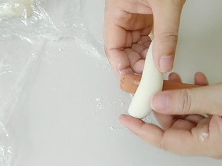 8、棒棒狗,取一根香肠，开始缠绕。