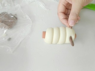 11、棒棒狗,粘上黑色可可粉面团，做耳朵。