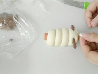 12、棒棒狗,粘上眼睛，粘不住时，蘸些水。